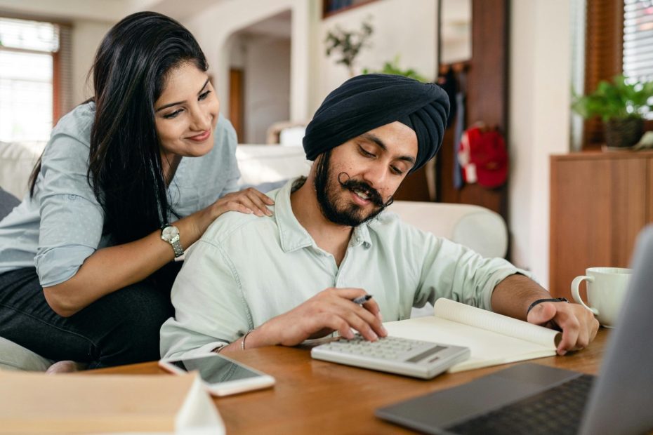 Couple happy after learn How Immigrants Can Build Credit in Canada